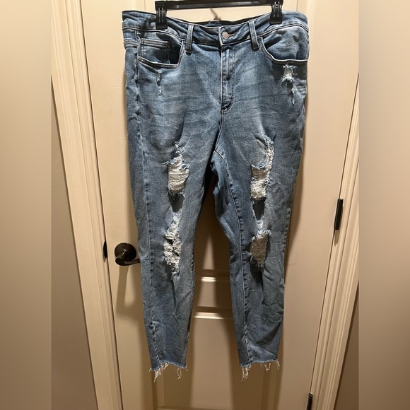 16w Judy Blues- super distressed jeans - Picture 2 of 3